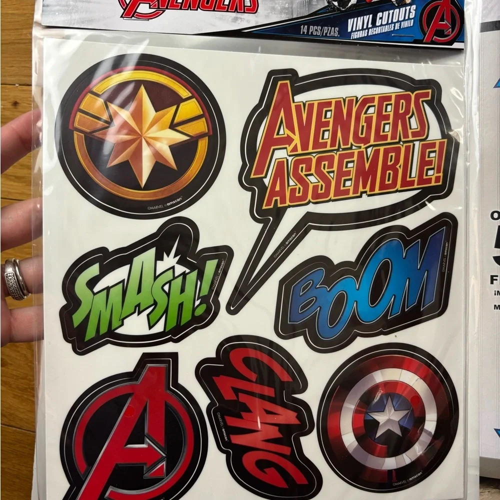 Giant 2 Piece Marvel Avengers Scene Setter Over 5‎ FT and vinyl cutouts